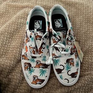 Host Pick🤎NWT VANS Discovery Project Cat sneakers